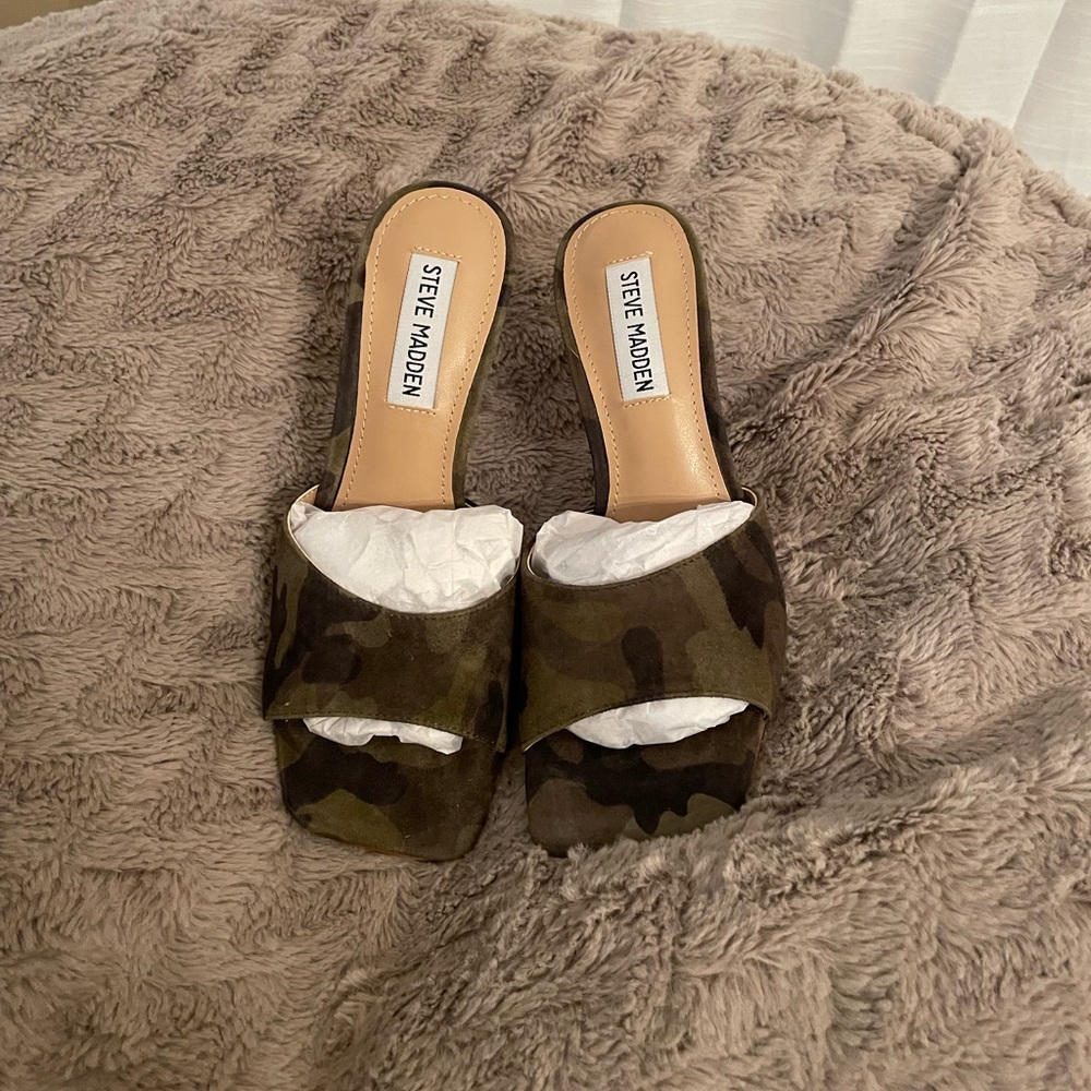 NWT Steve Madden Camo Sandal With Heel Size 6
